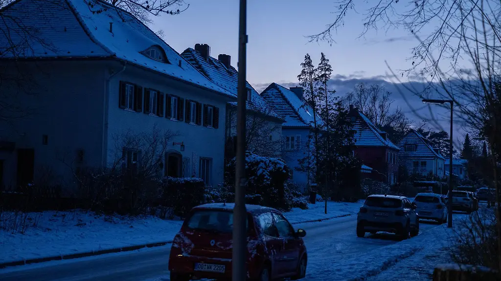 Im-Berliner-Suedwesten-sind-weiterhin-tausende-von-Haushalten-ohne-Strom