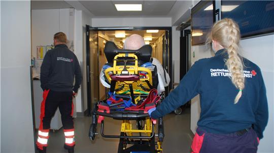 Im Drei-Minuten-Takt liefern Rettungskräfte die Notfälle am Silvesterabend in der Stader Notaufnahme an.