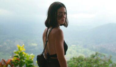 Cassandra Naud schaut in einer Szene von "Influencer 2" nachdenklich in die Kamera.