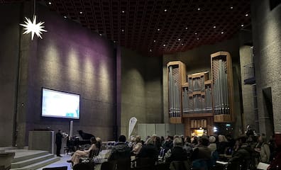 Neue Kirchenmusikerin: Nicole Zennaro hat das Amt in der Lister Kirchengemeinde angetreten. Hier spielt sie in der Matthäuskirche – mal nicht an der Orgel, sondern am Flügel, zusammen mit Trompeter Tom Schmeichl. 