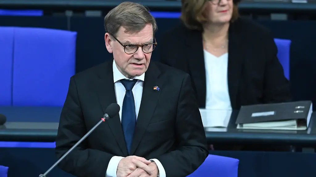 Johann-Wadephul-CDU-Aussenminister-spricht-waehrend-einer-Regierungsbefragung-im-Plenum-des-Bundestags