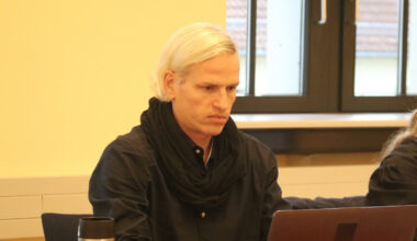 Jürgen Kasek sitzt am Laptop im Gerichtssaal.