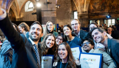 Ganz viel Europa auf einem Foto: Jedes Jahr treffen sich junge EU-Bürgerinnen und -Bürger in Aachen, um ihre Projekte vorzustellen (Archivbild).