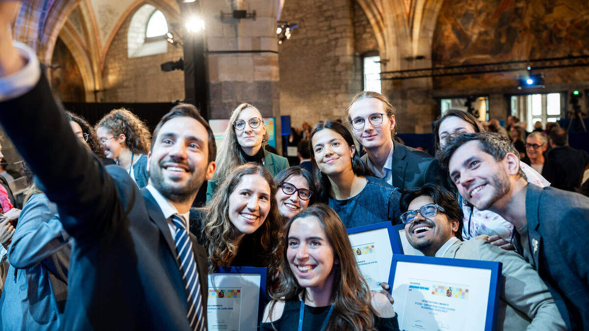 Ganz viel Europa auf einem Foto: Jedes Jahr treffen sich junge EU-Bürgerinnen und -Bürger in Aachen, um ihre Projekte vorzustellen (Archivbild).