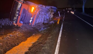 Rübenlaster kippt in Vechelde in den Graben