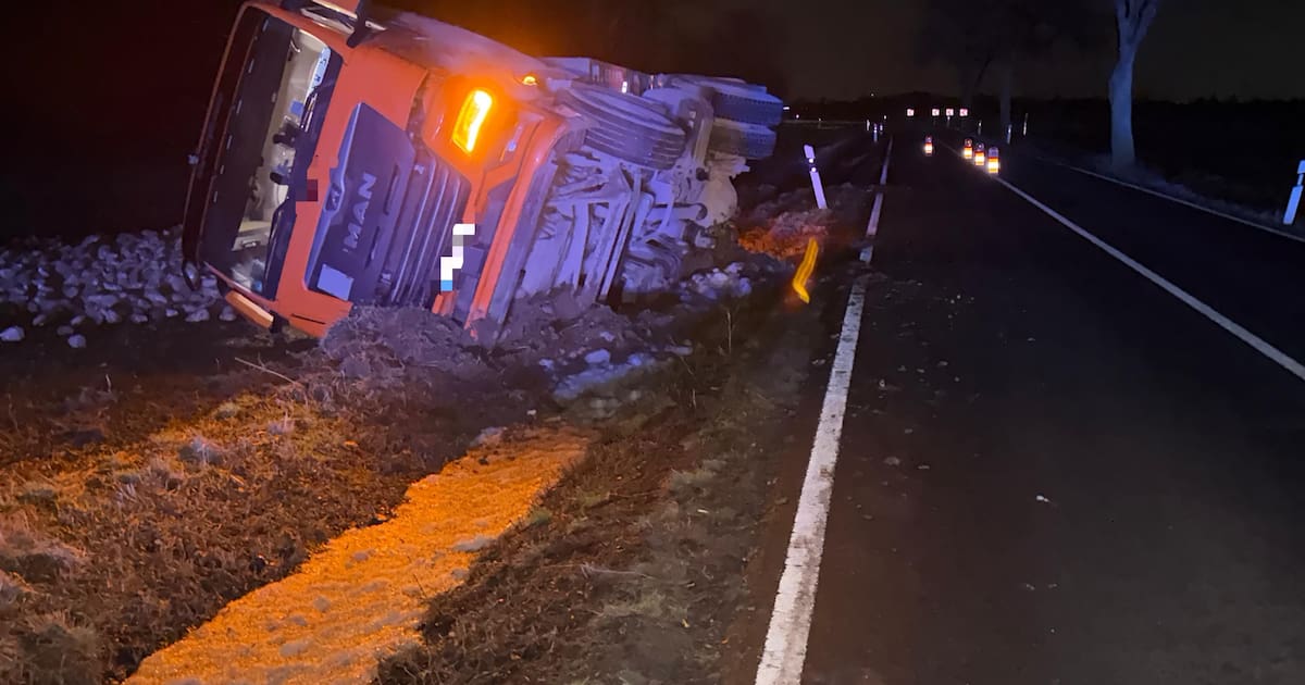 Rübenlaster kippt in Vechelde in den Graben