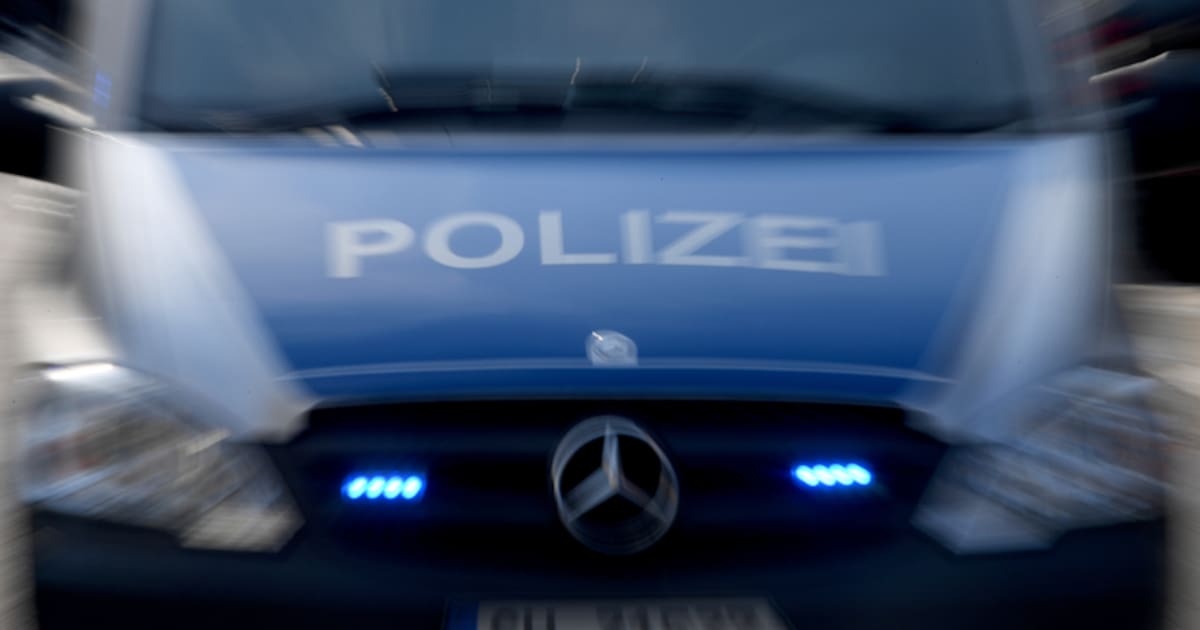 Fahrer rammt Pfosten und Solarpanel