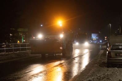 Der Winterdienst kämpft gegen die Glätte durch den stellenweise leichten gefrierenden Regen. 