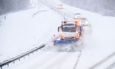 Ein Räumfahrzeug fährt bei Schneefall auf dem Messeschnellweg in der Region Hannover.