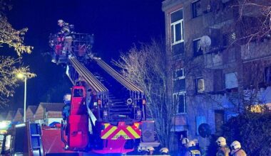 Unter schwerem Atemschutz rückten Wehrleute zu Menschenrettung und Brandbekämpfung in das Mehrfamilienhaus am Klösterchen in Herzogenrath vor.