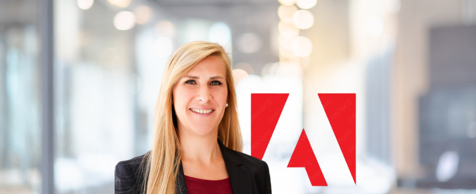 Nadine Wolanke von Adobe vor Bürohintergrund