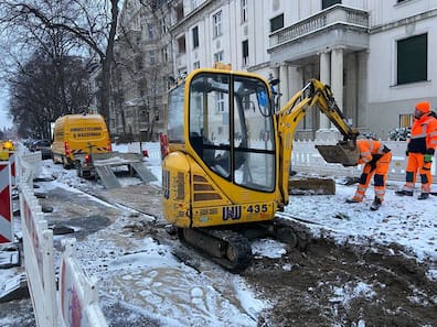 Arbeiter sind in der Straße des 18. Oktober in Leipzig nach einem Wasserrohrbruch im Einsatz.