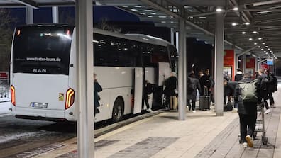 Um kurz nach sieben traf der Dynamo-Bus am Flughafen Klotzsche ein.