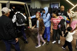 03.01.2026, Venezuela, Caracas: Anwohner verlassen ein Gebäude in der Nähe des Präsidentenpalastes Miraflores, nachdem Explosionen und tieffliegende Flugzeuge in Caracas, Venezuela, am Samstag, 3. Januar 2026, zu hören waren. Foto: Cristian Hernandez/AP/dpa +++ dpa-Bildfunk +++