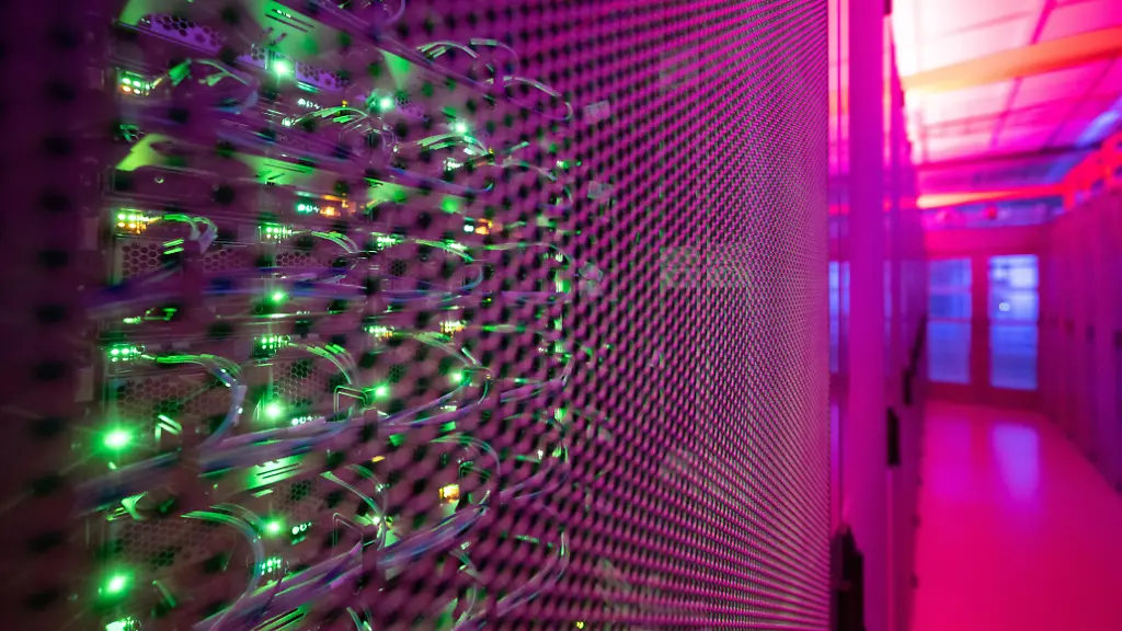 LEDs-leuchten-in-einem-Serverschrank-in-einem-Rechenzentrum