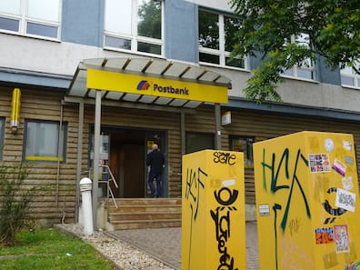 Das ehemalige Hauptpostamt Dresden 6 an der Königsbrücker Straße 21 ist schon länger Postbank-Filiale. Für Postdienstleistungen ist gegenüber eine Partnerfiliale eröffnet worden.
