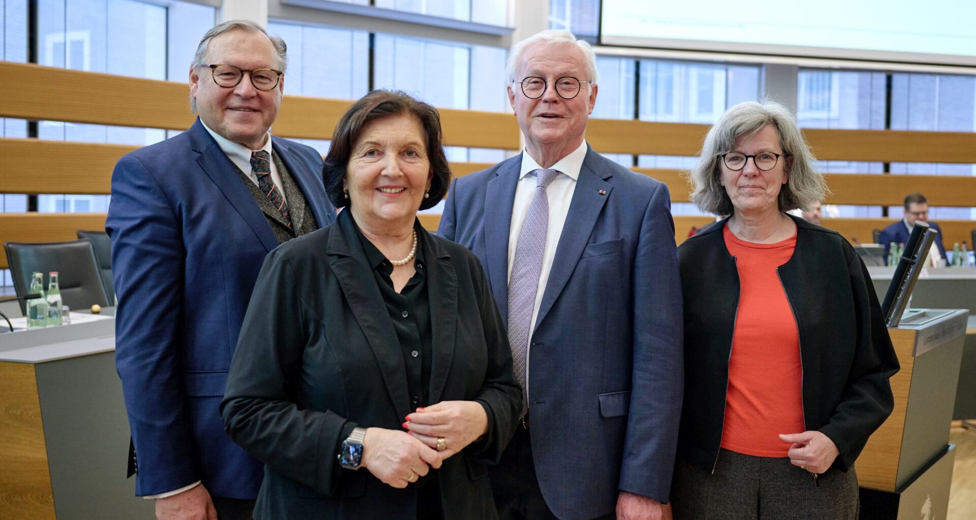 Die neue Vorsitzende der LWL-Landschaftsversammlung Eva Irrgang (2.v.l.) mit ihrem Vorgänger im Amt, Klaus Baumann (2.v.r.), und den neuen stellvertretenden Vorsitzenden Ludger Samson (ganz l.) und Anneli Hegerfeld-Reckert. Foto: LWL/Nikolaus Urban