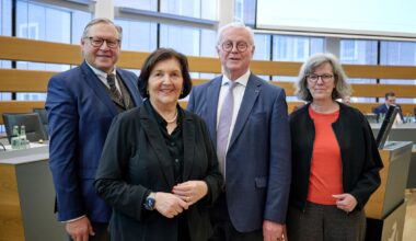 Die neue Vorsitzende der LWL-Landschaftsversammlung Eva Irrgang (2.v.l.) mit ihrem Vorgänger im Amt, Klaus Baumann (2.v.r.), und den neuen stellvertretenden Vorsitzenden Ludger Samson (ganz l.) und Anneli Hegerfeld-Reckert. Foto: LWL/Nikolaus Urban