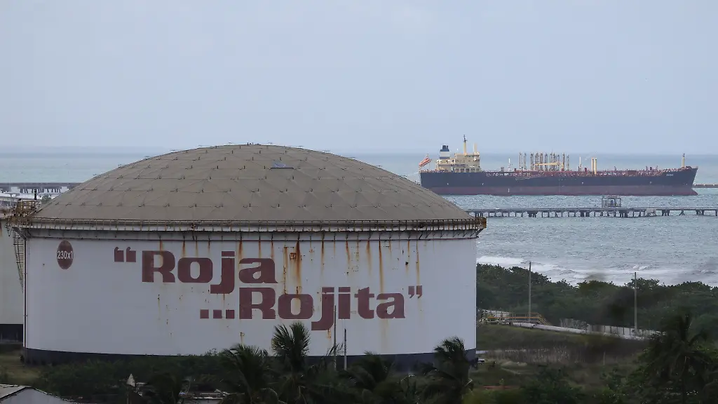 Lagertank-fuer-Erdoelprodukte-der-venezolanischen-staatlichen-Erdoelgesellschaft-PDVSA-Im-Hintergrund-ist-ein-Oeltanker-zu-sehen-der-an-der-Raffinerie-El-Palito-angedockt-ist