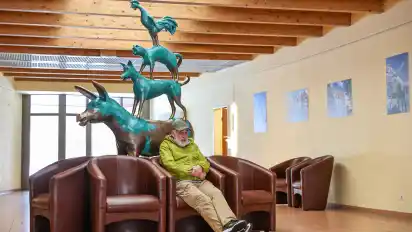 Im Waschhaus des Campingplatzes wärmt sich Peter Boldt tagsüber auf.