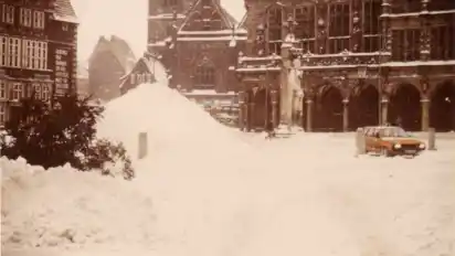 Die Schneemassen türmten sich im Winter 1978/79 auch in Bremens guter Stube auf.