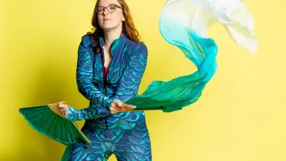 Bunte Outfits, schwarzer Humor: Helene Bockhorst bietet beides.