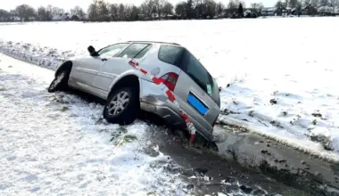 90-jähriger Autofahrer landet im Graben eines Naturschutzgebietes