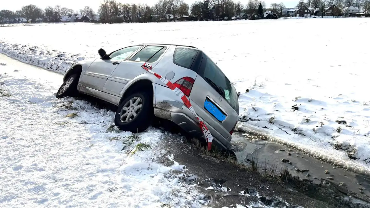 90-jähriger Autofahrer landet im Graben eines Naturschutzgebietes