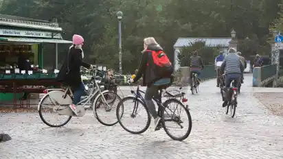 Das Archivbild zeigt: Am Bürgermeisterin-Mevissen-Weg und auf der Torhausbrücke herrscht reger Verkehr. Daran hat sich nichts geändert.