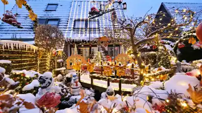 Das Weihnachtshaus liegt unter einer Schneedecke.