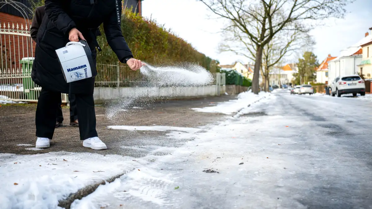 Streusalz in Bremer Baumärkten ausverkauft: Diese Alternativen gibt es