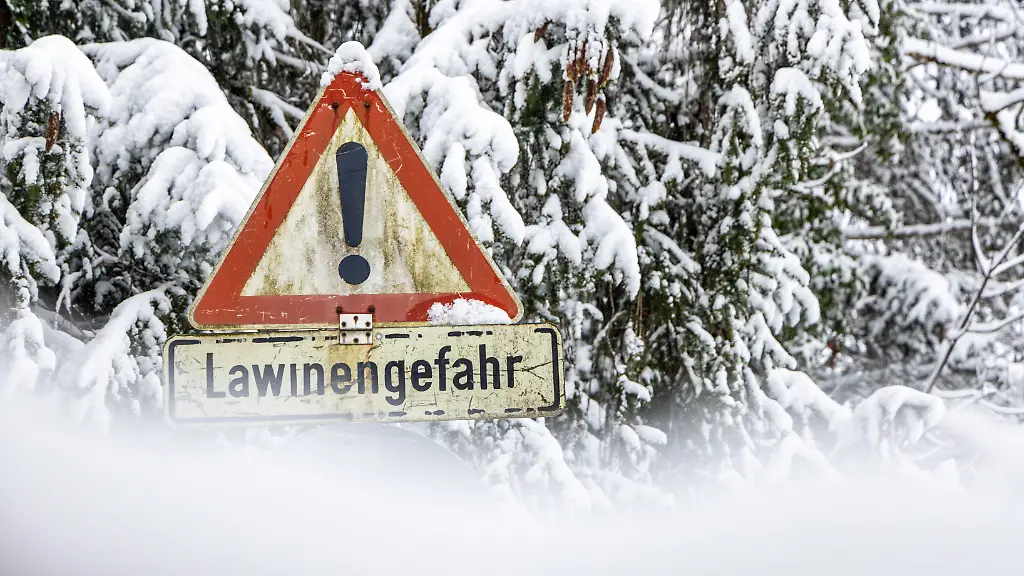 Lawinengefahr-steht-auf-einem-Schild-Oberstdorf