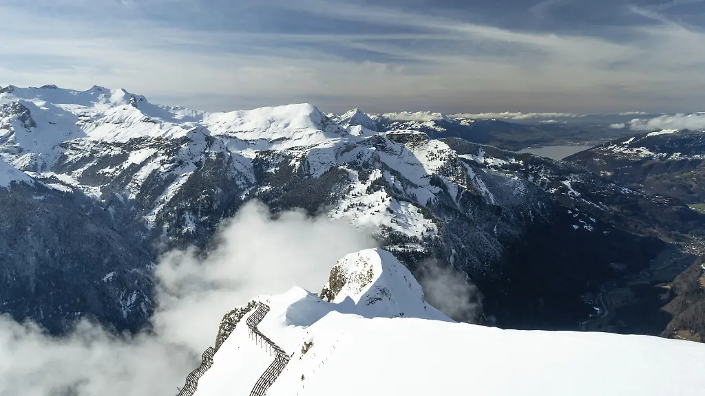 Lawinenverbauungen-Schneebruecken-Schneenetze-am-Mannlichen-Schweizer-Alpen-Schweiz