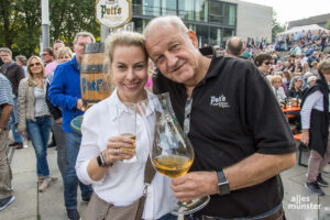 Leonard Lansink (r.) mit seiner Frau Maren beim Promikellnern 2018 am Aasee. (Foto: Thomas Hölscher)