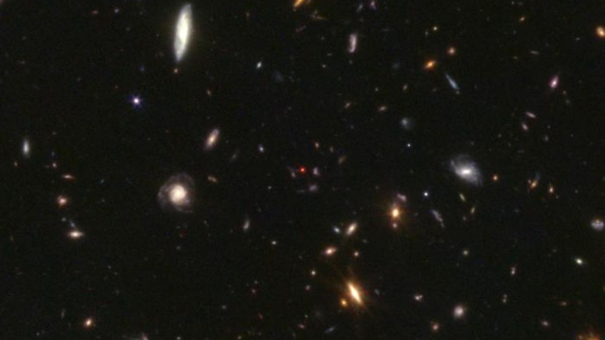 Wachsende Monster: Rätsel der roten Punkte im frühen Universum womöglich gelöst