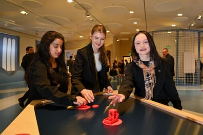 Die Station "Regatta". Boote gleiten über eine Fläche mit Löchern, aus denen Luft strömt.