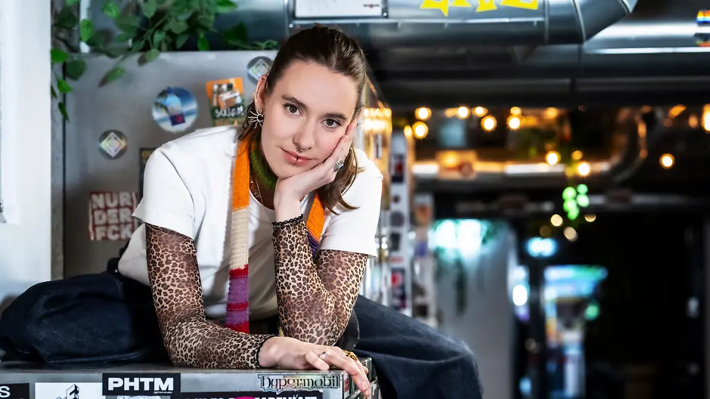 Malou-Lovis-26-Berlin-Die-Gewinnerin-der-13-Staffel-von-The-Voice-of-Germany-verbindet-in-ihrem-Song-when-i-m-with-you-emotionale-Tiefe-mit-moderner-Pop-Aesthetik-Das-Live-Event-Eurovision-Song-Contest-Das-Deutsche-Finale-2026-wird-am-28-Februar-ab-20-15-Uhr-im-Ersten-gezeigt