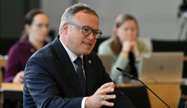 Voigt kündigt Klage an: Thüringer Ministerpräsident soll Doktortitel verlieren