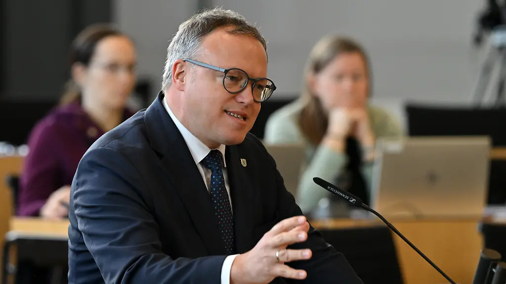 Mario-Voigt-CDU-Ministerpraesident-von-Thueringen-spricht-im-Plenarsaal-vor-Beginn-der-Sondersitzung-des-Thueringer-Landtags-Die-AfD-Fraktion-will-in-dem-Sonderplenum-ueber-die-Amtsfuehrung-und-das-Agieren-des-Innenminister-sprechen-Dafuer-bringt-sie-zwei-Antraege-ein