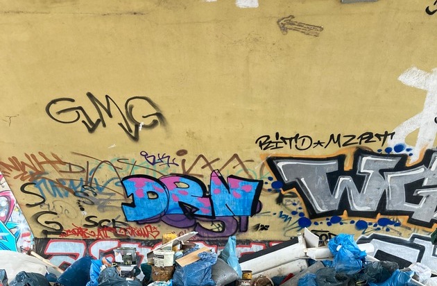 POL-F: 260108 - 0031 Frankfurt - Eschersheim: Illegale Abfallablagerungen