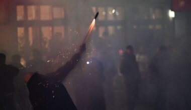 Berlin & Brandenburg: Polizei löscht mit Wasserwerfer brennende E-Scooter