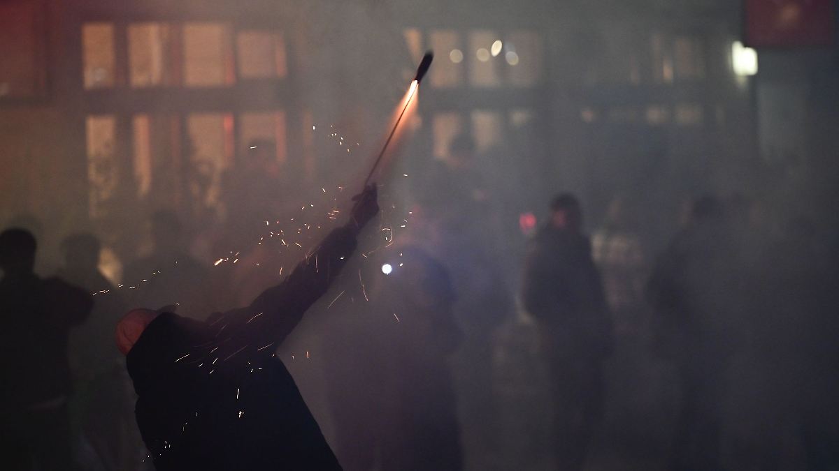 Berlin & Brandenburg: Polizei löscht mit Wasserwerfer brennende E-Scooter