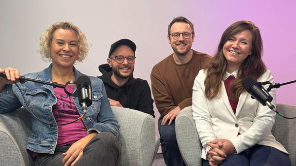 Die Hosts des Podcasts: Anette Röckl, Patrick Schroll, Jonas Volkert und Lea-Verena Meingast.