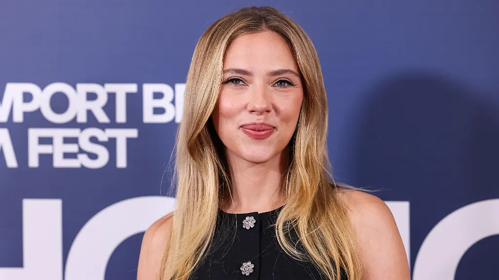 NEWPORT-BEACH-ORANGE-COUNTY-CALIFORNIA-USA-OCTOBER-19-American-actress-singer-and-model-Scarlett-Johansson-wearing-Prada-arrives-at-the-26th-Annual-Newport-Beach-Film-Festival-Honors-And-Variety-s-10-Actors-To-Watch-held-at-the-Balboa-Bay-Resort-on-October-19-2025-in-Newport-Beach-Orange-County-California-United-States