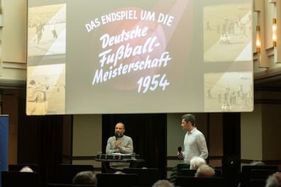 Auf Entdeckungsreise: Christoph Lahner (r.) und Jannis Busse bei der Vorführung des wieder aufgetauchten 96-Films auf Einladung des HAZ-Podcasts „Podwart“ im Anzeiger-Hochhaus. 