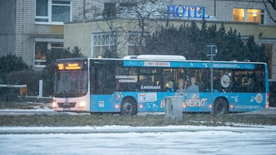 Ein Bus der Dresdner Verkehrsbetriebe (DVB) ist am Morgen am Terrassenufer unterwegs.