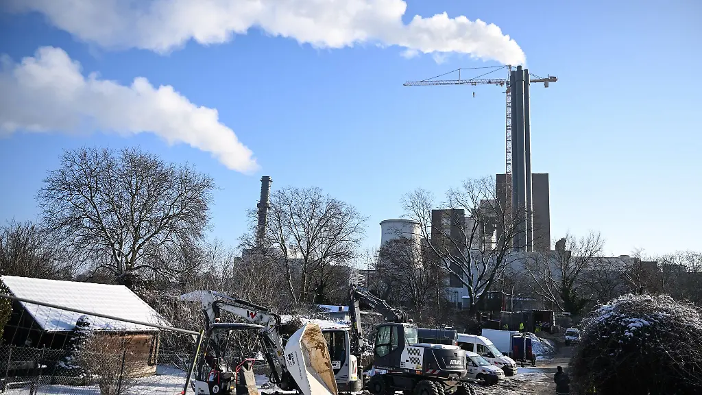 Nach-dem-Brandanschlag-an-einer-Kabelbruecke-im-Bezirk-Steglitz-Zehlendorf-hatte-eine-der-linksextremistischen-Vulkangruppen-die-Tat-fuer-sich-reklamiert