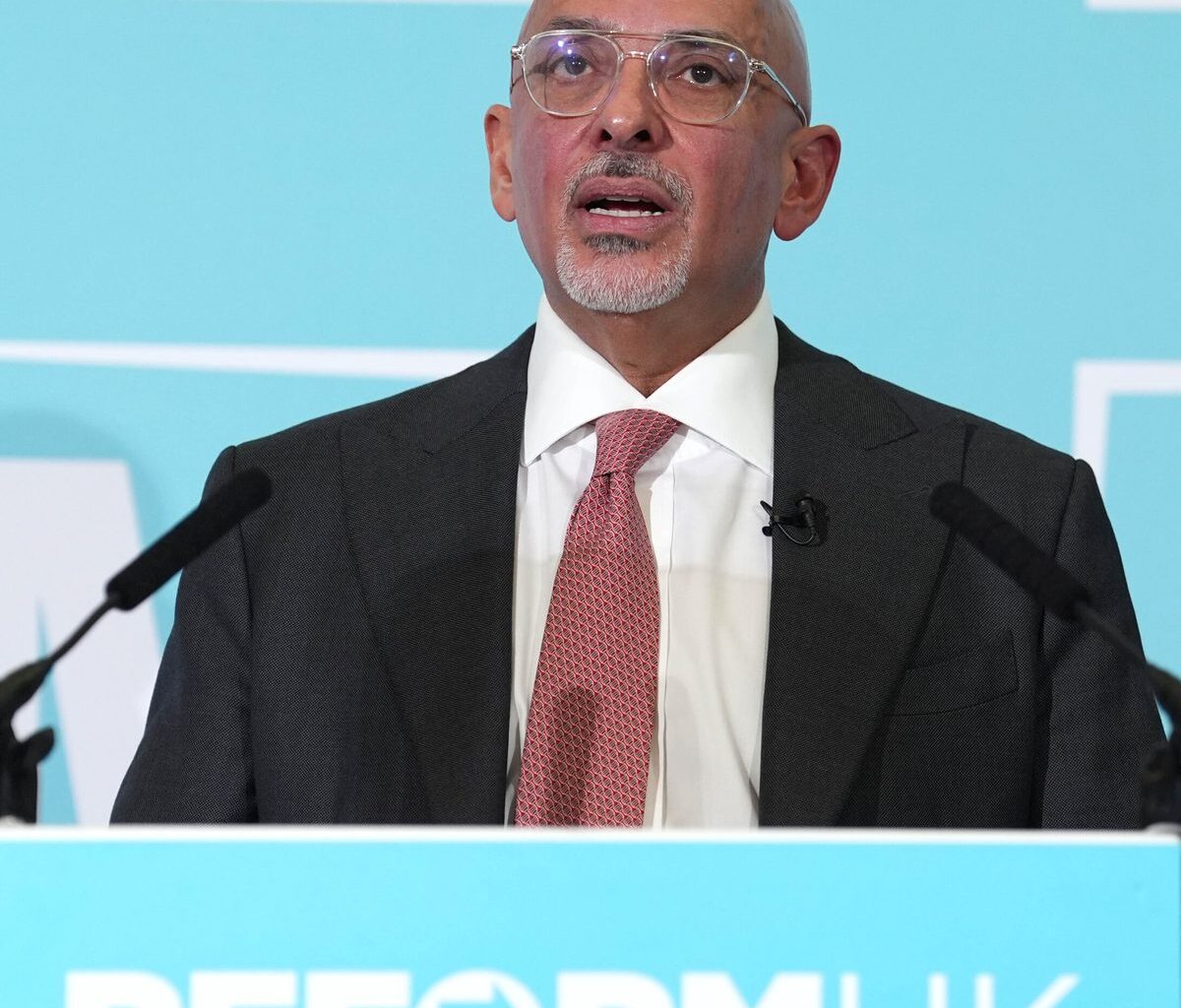 Nadhim Zahawi wird auf einer Pressekonferenz in London als neues Parteimitglied präsentiert.