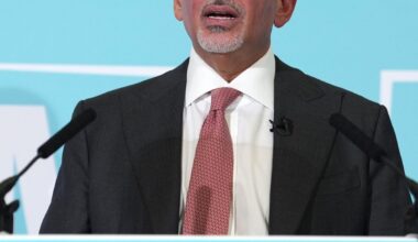 Nadhim Zahawi wird auf einer Pressekonferenz in London als neues Parteimitglied präsentiert.