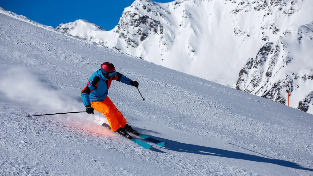 Nahaufnahme-von-einem-guten-Skifahrer-auf-einer-schwarzen-Piste-im-Skigebiet-von-Serfaus-Fiss-Ladis-Tirol-Oesterreich